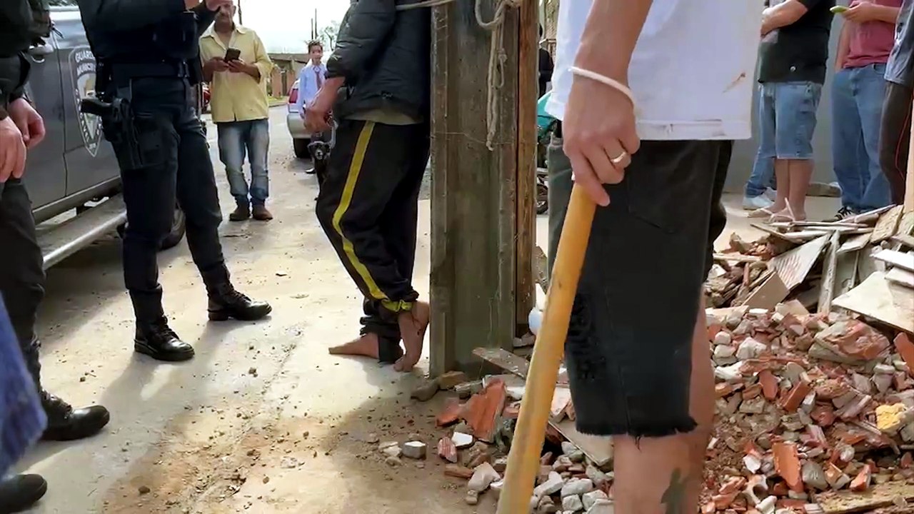 Suspeito invade lote, é flagrado por moradores e acaba espancado e amarrado em poste