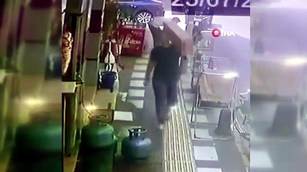 İş yerinin önündeki papağanın çalındığı anlar kamerada