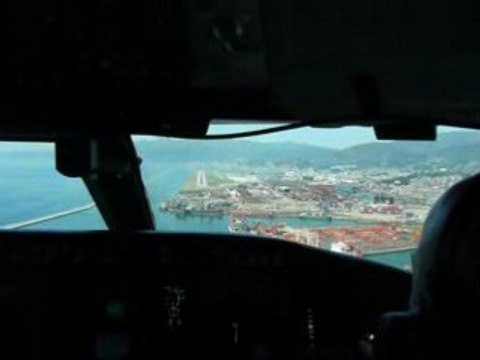 Atterrissage Gênes, Bombardier CRJ 700