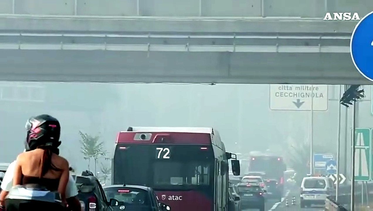 Roma, maxi-rogo di sterpaglie a ridosso del Grande Raccordo anulare
