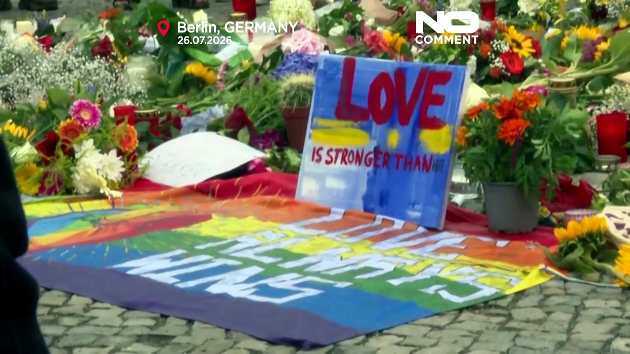 Αφήνουν λουλούδια και ανάβουν κεριά για τα θύμα...