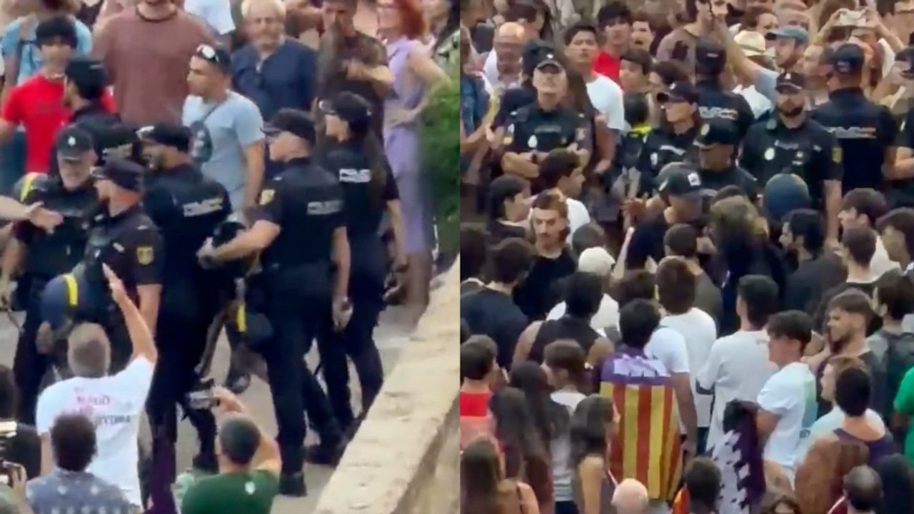 Manifestantes violentos lanzan vallas y agreden a agentes de la Policía Nacional durante los altercados en Ses Voltes