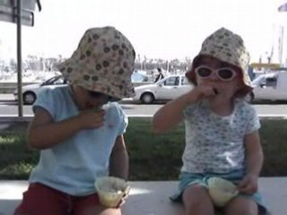 Eve et Maïa mangent une glace