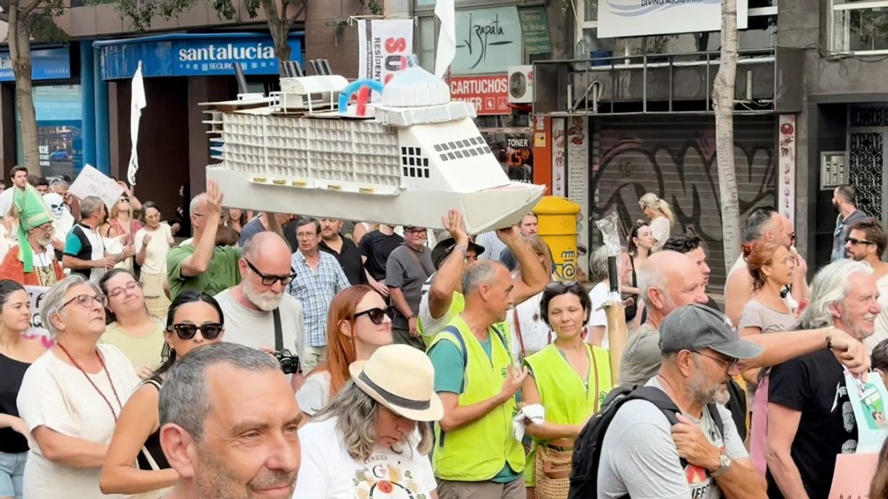 25.000 se manifiestan en Palma contra la masificación turística