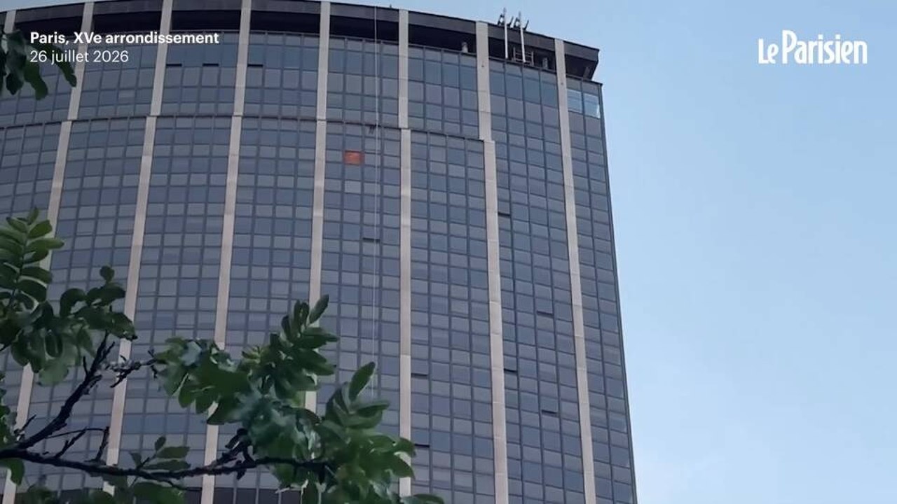 Paris : des baies vitrées tombent de la Tour Montparnasse, aucun blessé