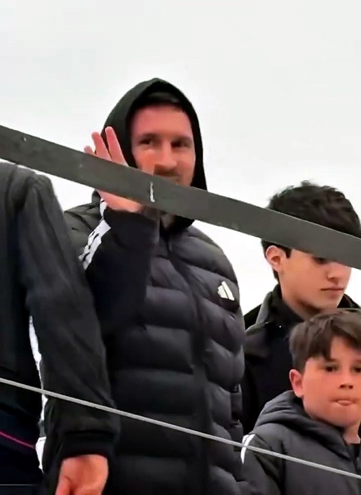 La primera aparición de Messi después de la derrota ante España: acompañó al club de su familia en Rosario