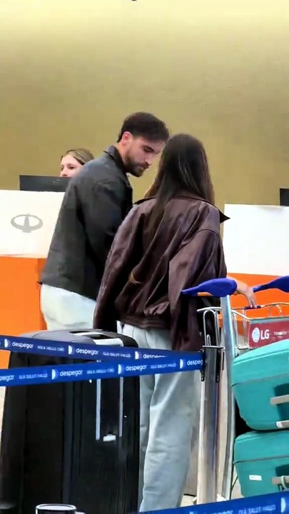 APLUDIERON A TAGLIAFICO EN EL AEROPUERTO DE EZEIZA