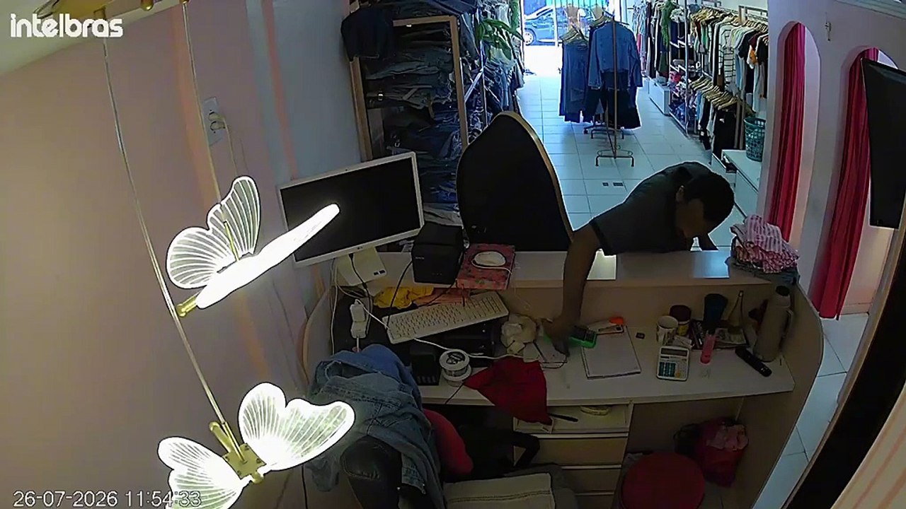 Homem é preso após ser flagrado roubando loja na RMS; veja