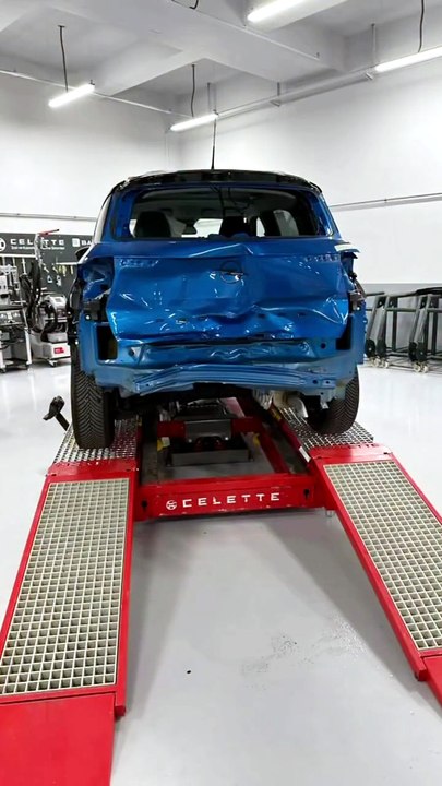 The rear panel of this Citroën C3 Aircross is pulled back into position on a Celette frame machine.