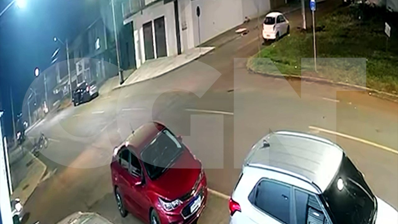 Carro avança e atinge vítimas que estavam em triciclo elétrico no Florais do Paraná