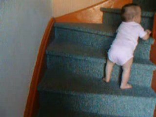 27.08.07 Mathilde grime l'escalier (seule)