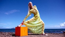 フィジーのビーチでストレッチ　Stretching on a Beach in Fiji