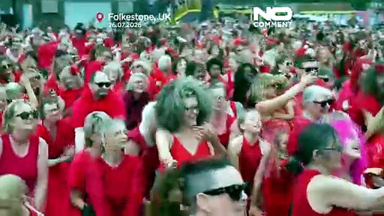 Hunderte in Rot tanzen Kate Bushs „Wuthering Heights“-Choreografie nach