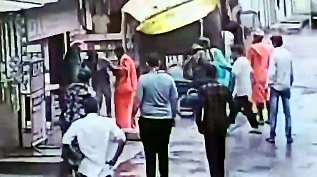 हाथी को गुड़ खिलाना पड़ा भारी, ऑटोचालक को गजराज ने उठाकर पटका