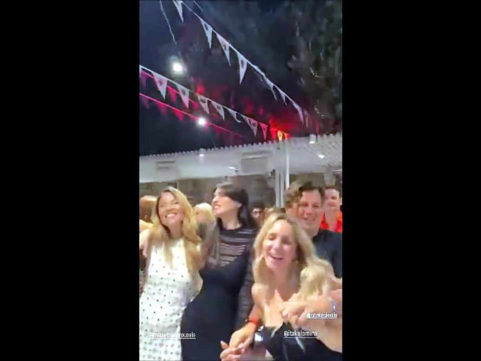 Σοφία Βεργκάρα: Ξέφρενο γλέντι στη Μύκονο με Σίλια Κριθαριώτη, Μαριέττα Χρουσαλά και Καλομοίρα