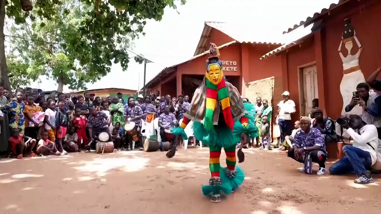 Maskierte Tänzer füllen Porto-Novos Straßen beim Benin-Maskenfest
