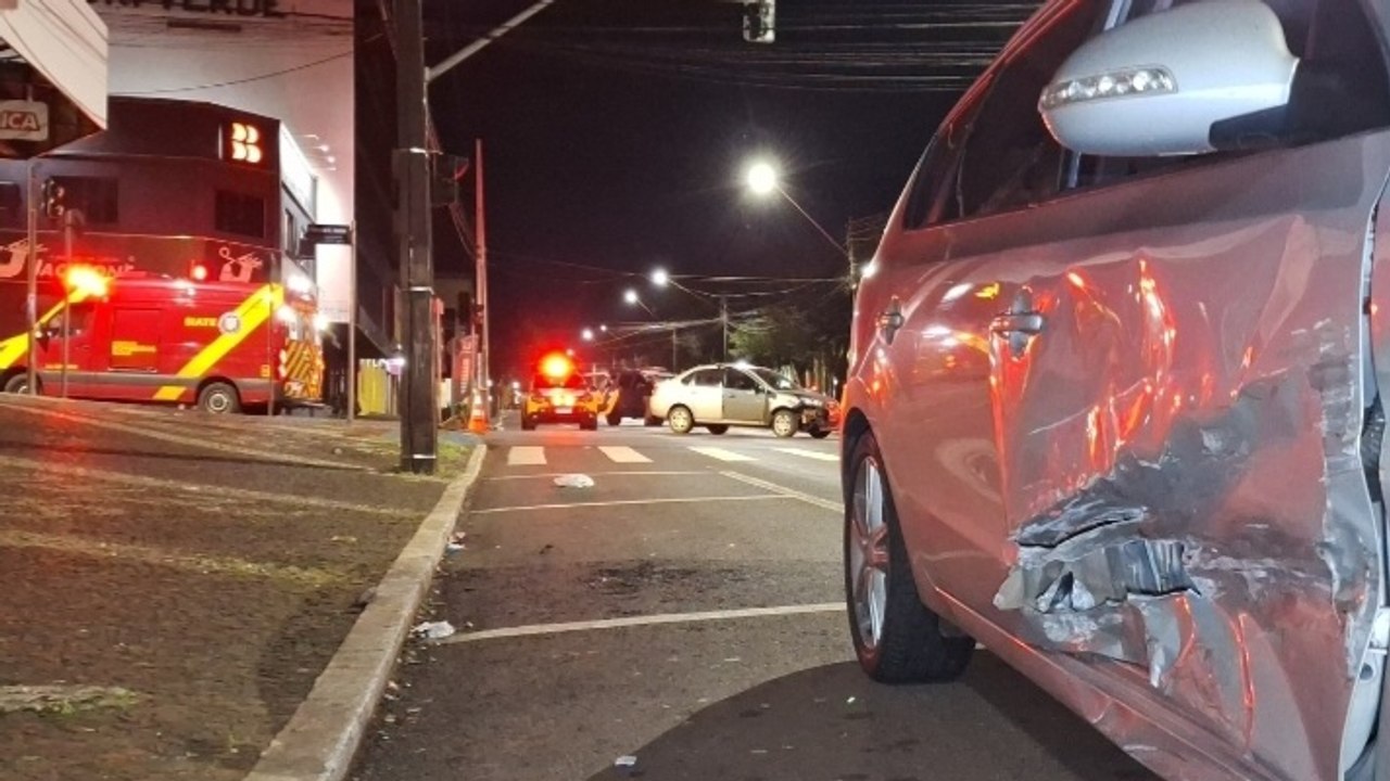 Idosos ficam feridos e motorista é preso após forte batida no Centro de Cascavel