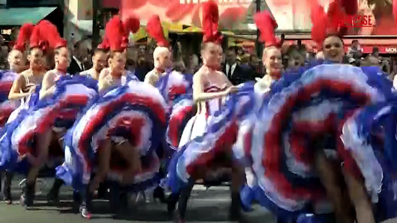 Tour de France 2026, le ballerine del Moulin Rouge si esibiscono per celebrare l'ultima tappa