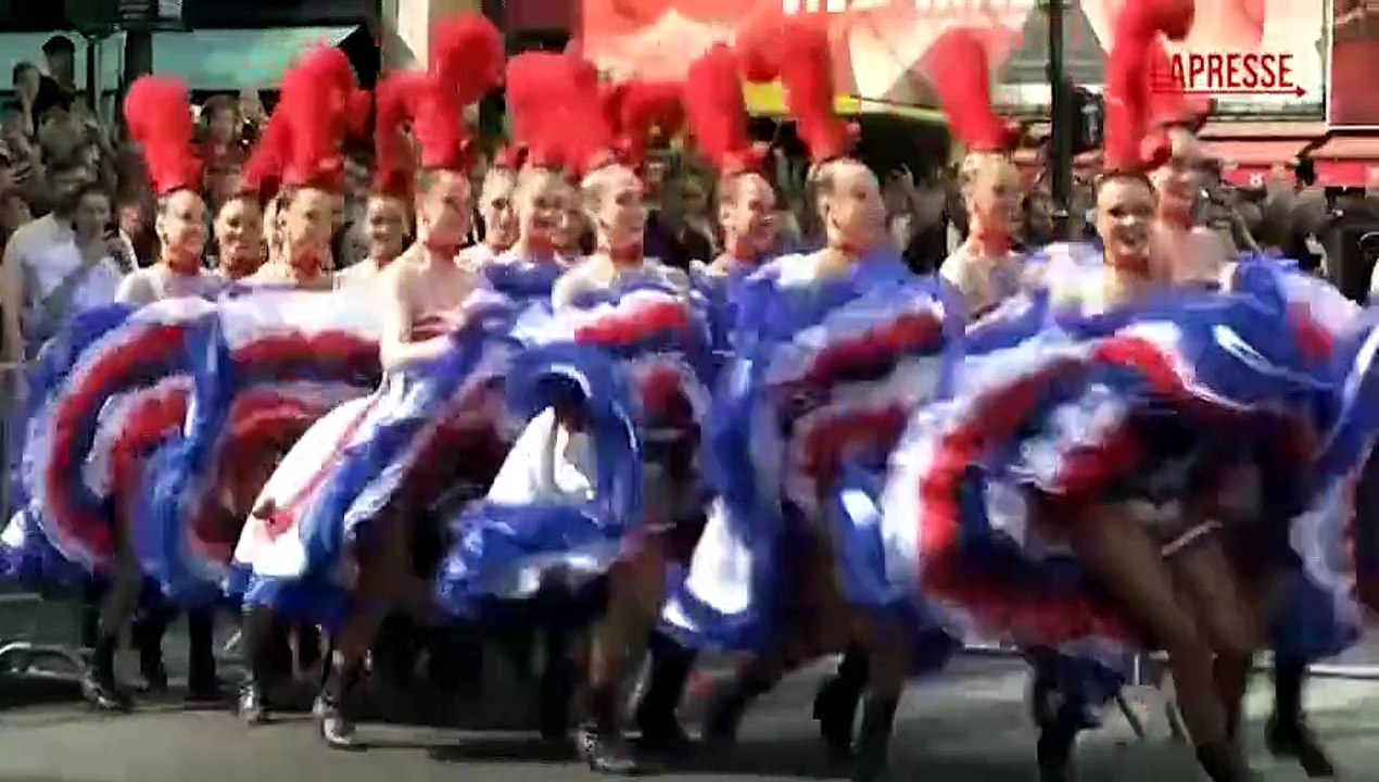 Tour de France 2026, le ballerine del Moulin Rouge si esibiscono per celebrare l'ultima tappa