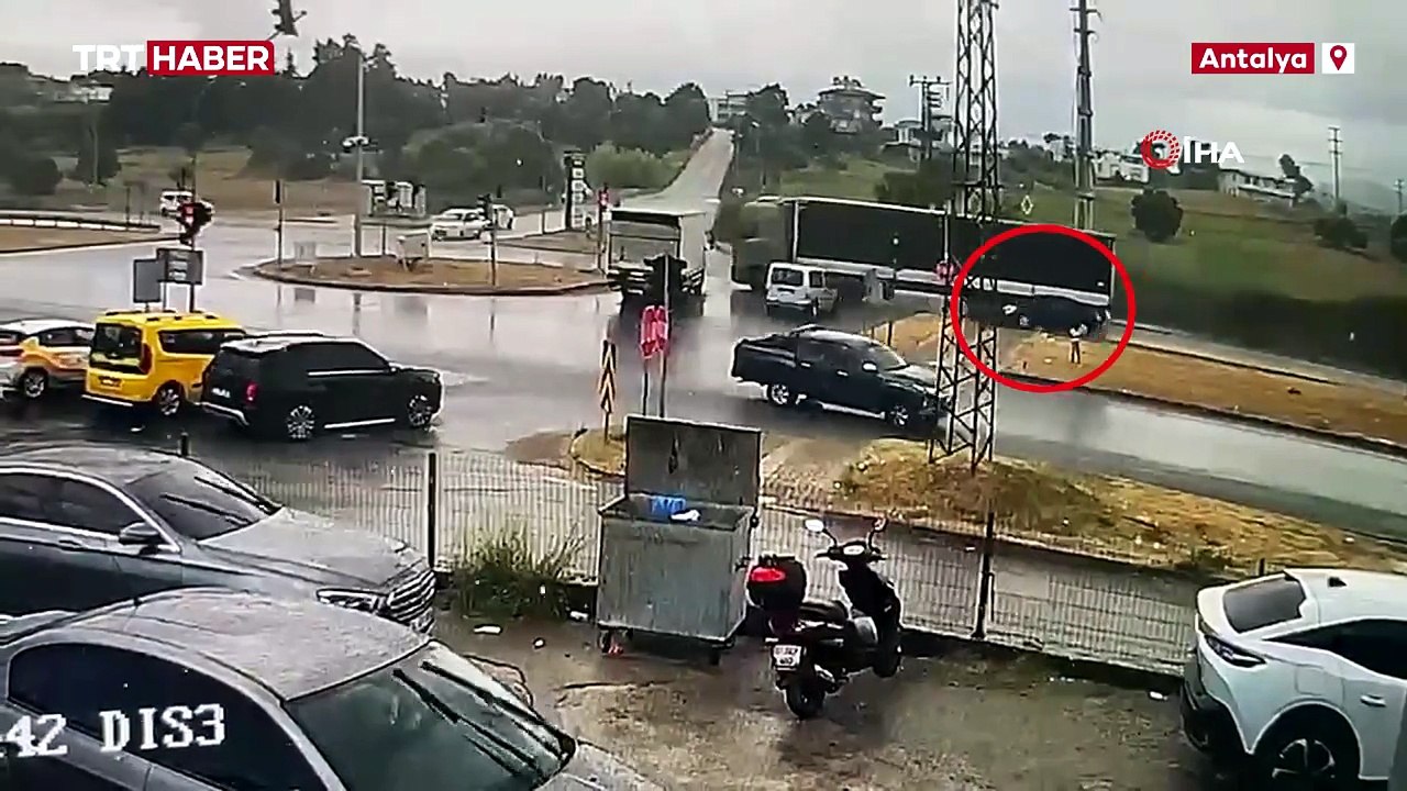 Tır otomobili sürükleyip takla attırdı: 3 yaralı