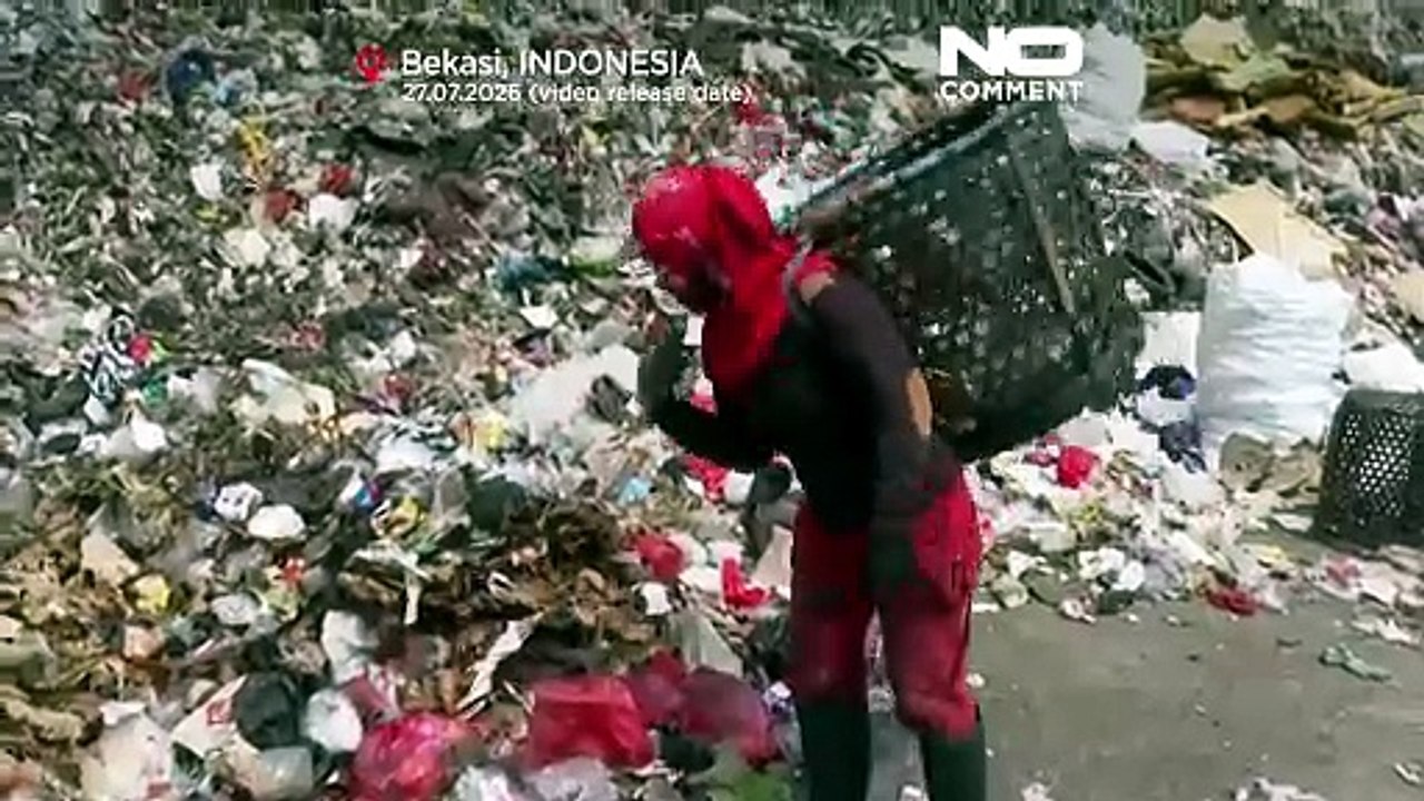Recogedores de basura trabajan en el mayor vertedero de Indonesia