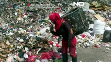 Ραγκοσυλλέκτες εργάζονται στη μεγαλύτερη χωματερή της Ινδονησίας