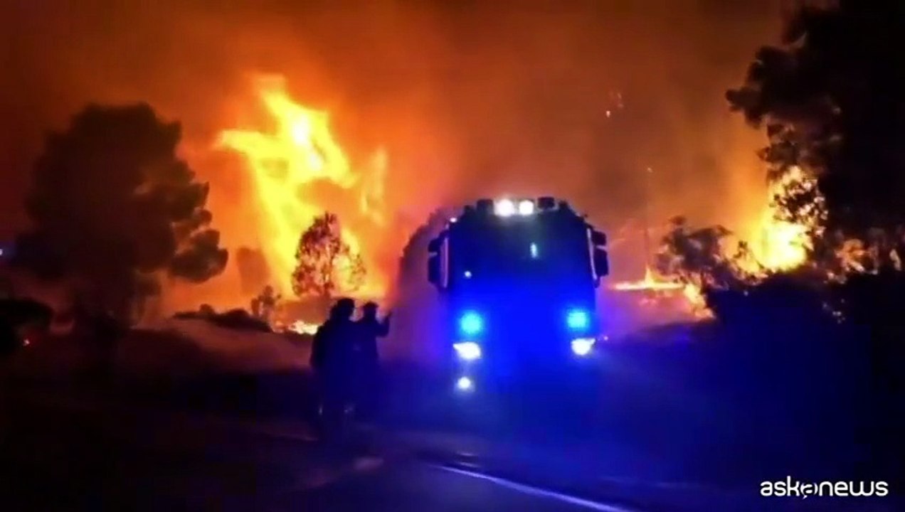 Spagna, impressionanti immagini da un incendio a Ovest di Madrid