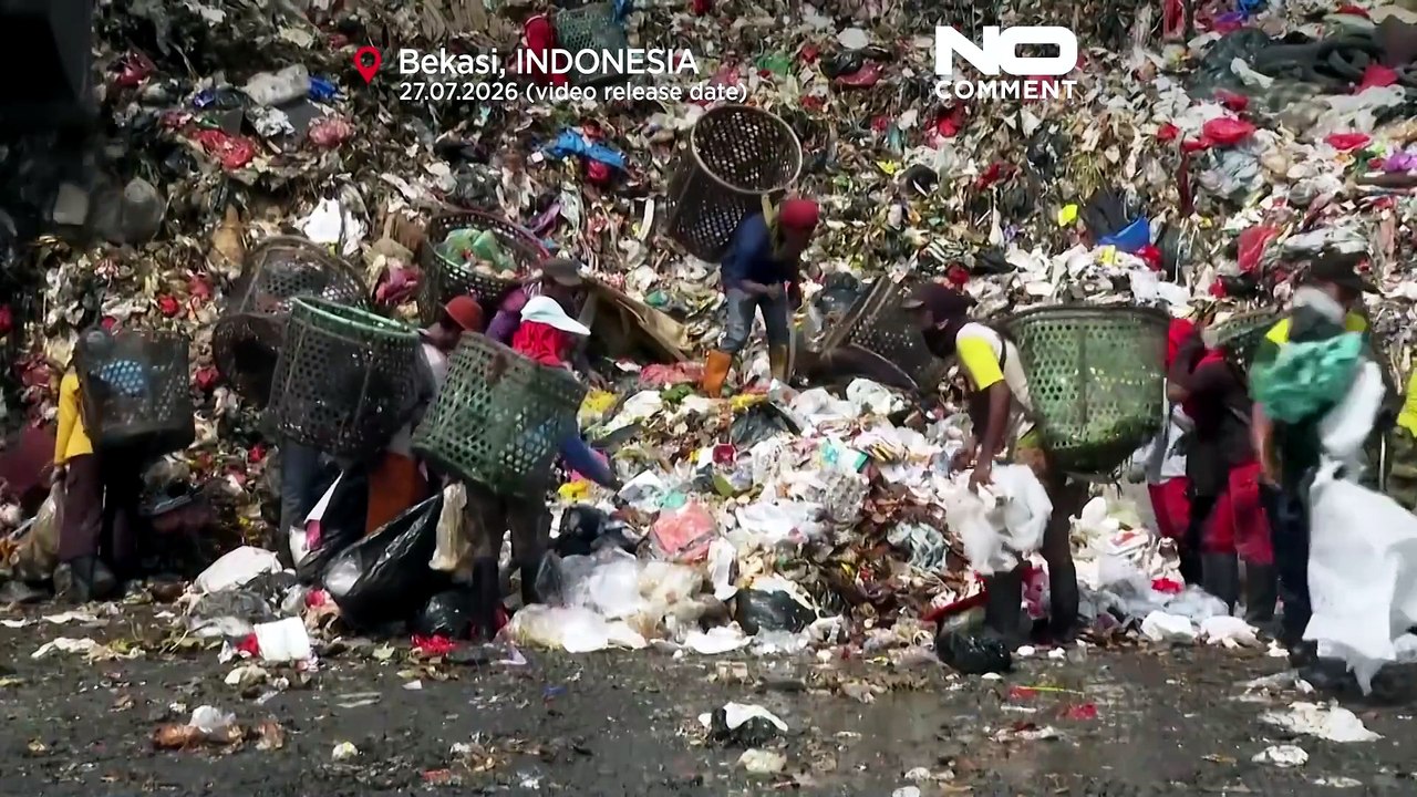 I raccoglitori di rifiuti lavorano nella più grande discarica dell'Indonesia