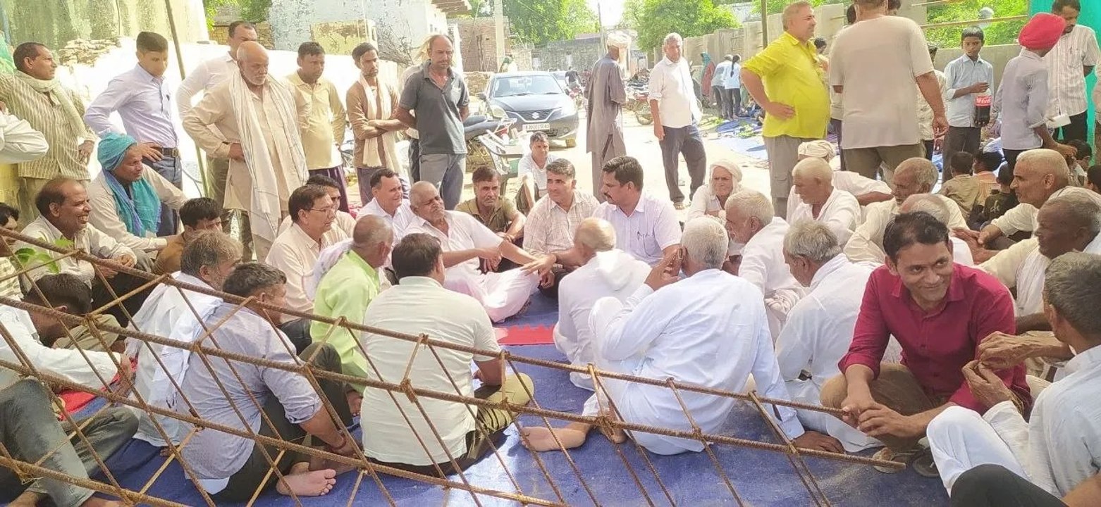 वरिष्ठ अध्यापक के स्थानांतरण के विरोध में ग्रामीणों ने विद्यालय पर जड़ा ताला