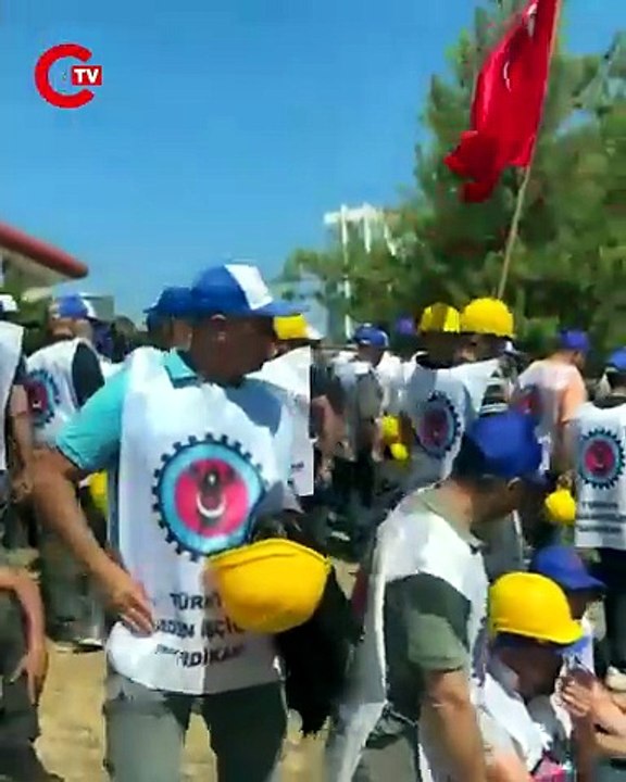Doruk Madencilik işçileri, alacaklarının ödenmediği gerekçesiyle Yıldızlar SSS Holding önünde