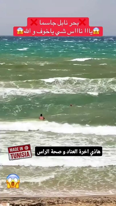 تداول واسع لفيديو يوثق إنقاذ رجل من الغرق ويثير تفاعلاً على مواقع التواصل  شهدت مواقع التواصل الاجتماعي خلال الساعات الأخيرة تداول مقطع فيديو يوثق لحظات مؤثرة لقيام عدد من الشبان بإنقاذ رجل من الغرق، في مشهد لاقى تفاعلاً كبيراً بين المتابعين الذين أشادوا