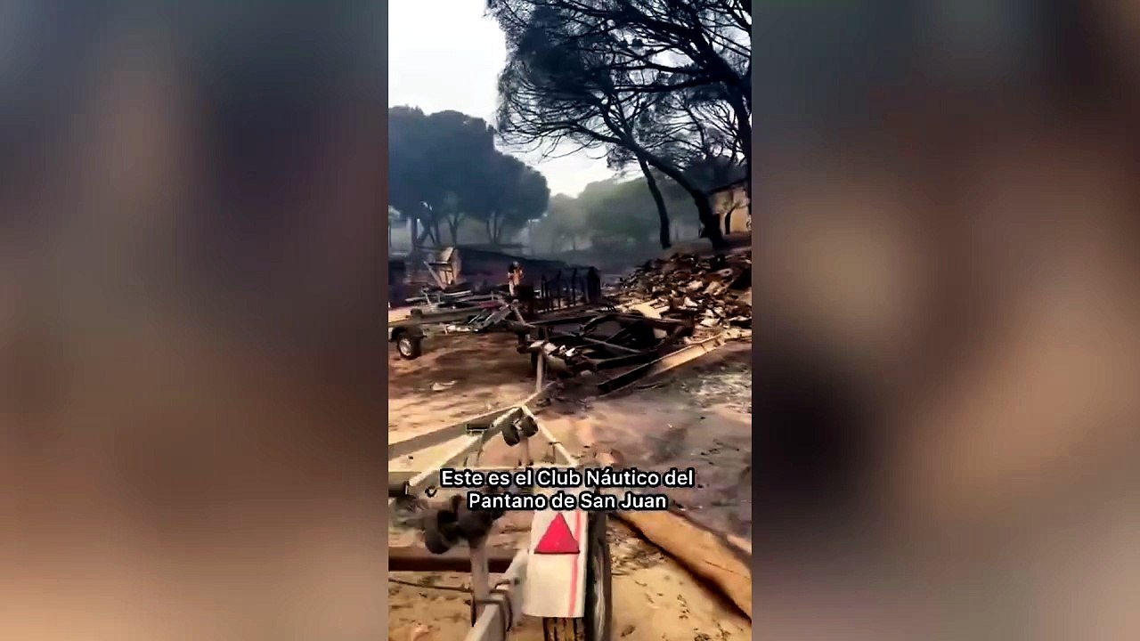 El rastro del incendio en un embarcadero del pantano de San Juan