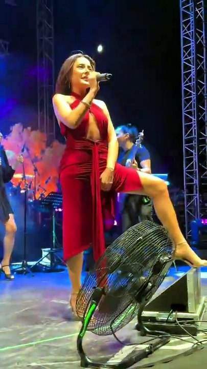 Melek Mosso'nun konserindeki çılgın dans şovu ve 'Ahbap' çıkışı olay oldu!