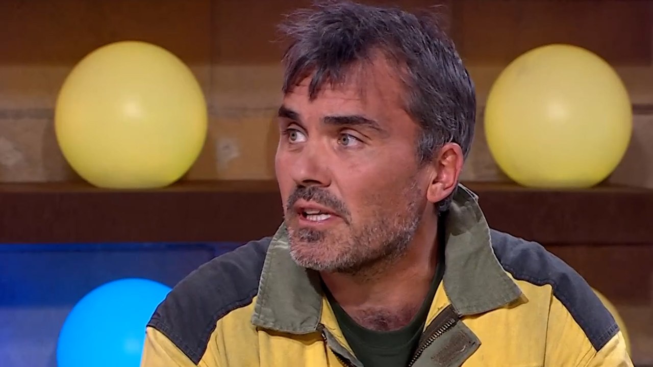 RTVE omite que el bombero al que llevó a hablar de los incendios es un activista que ha participado en actos de Podemos e IU