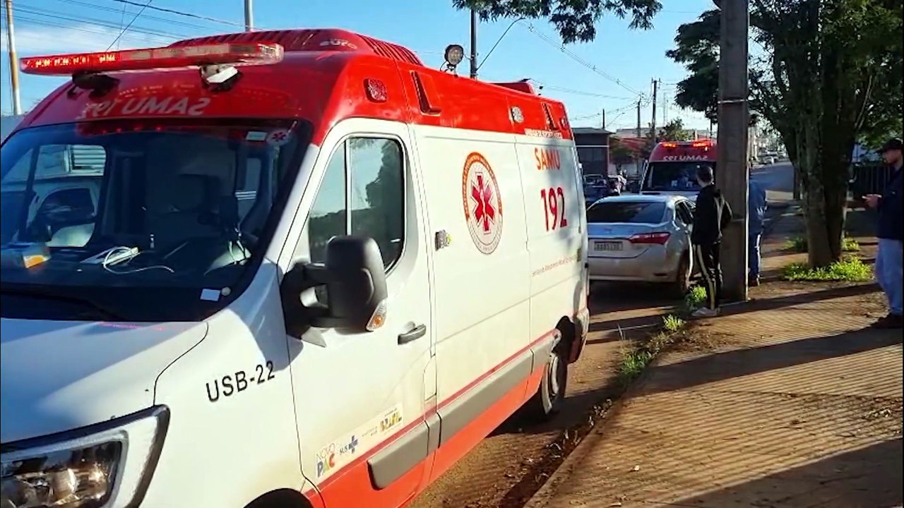 Militares arrombam carro para resgatar homem desacordado em veículo na rua Rio da Paz