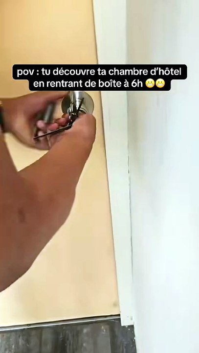 Surprise dans la chambre d'hôtel