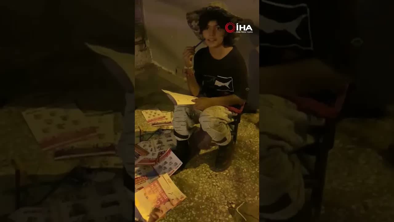 Annesiyle hurda toplayan Ayşe'nin kitap sevgisi duygulandırdı