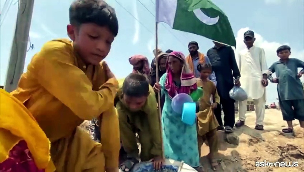 Villaggi allagati in Pakistan, gli abitanti fuggono in barca
