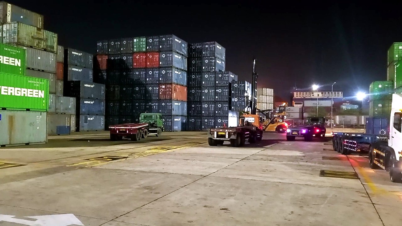 Aktivitas restacker di lapangan 219 Pelindo tanjung priok
