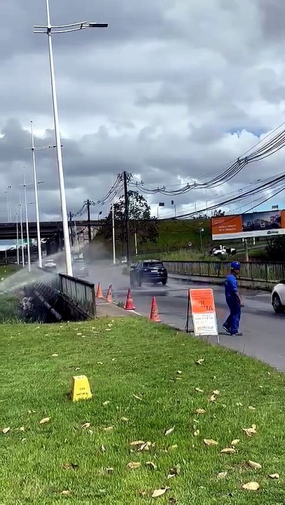 Rompimento de adutora causa transtorno para motoristas na Avenida Paralela; veja vídeo