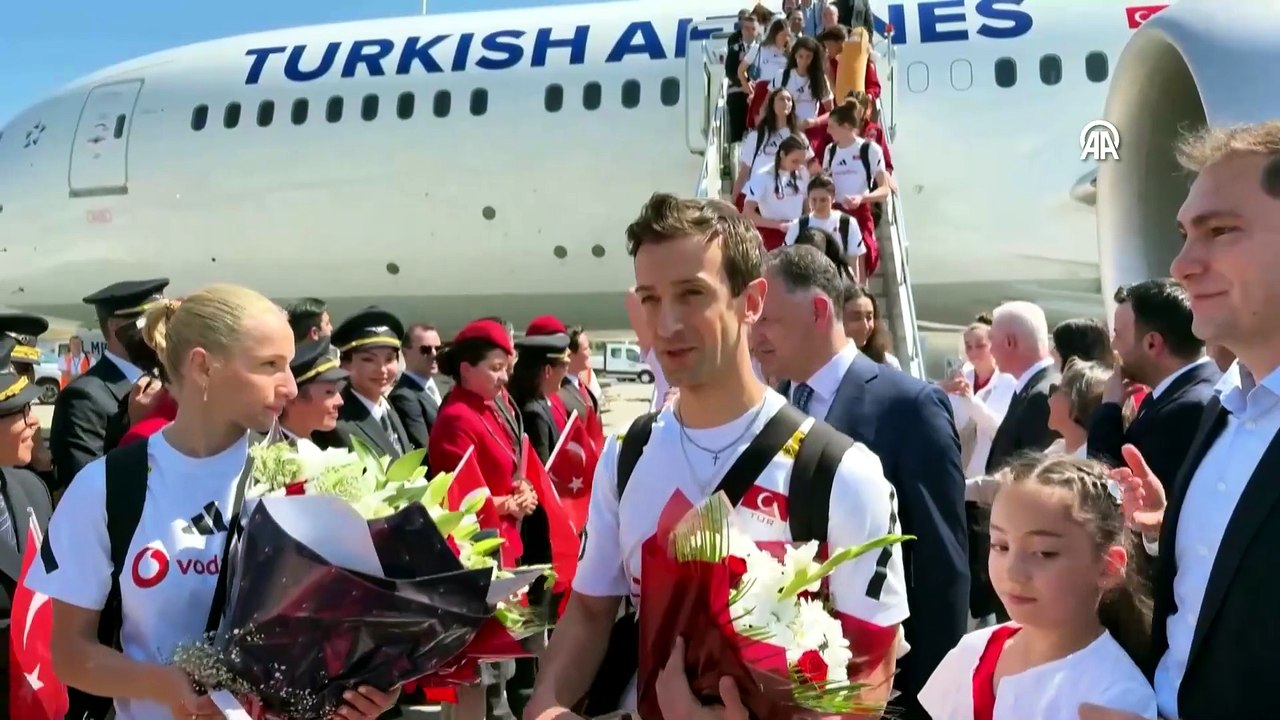 Milletler Ligi’nde şampiyon olan Filenin Sultanları, yurda döndü!