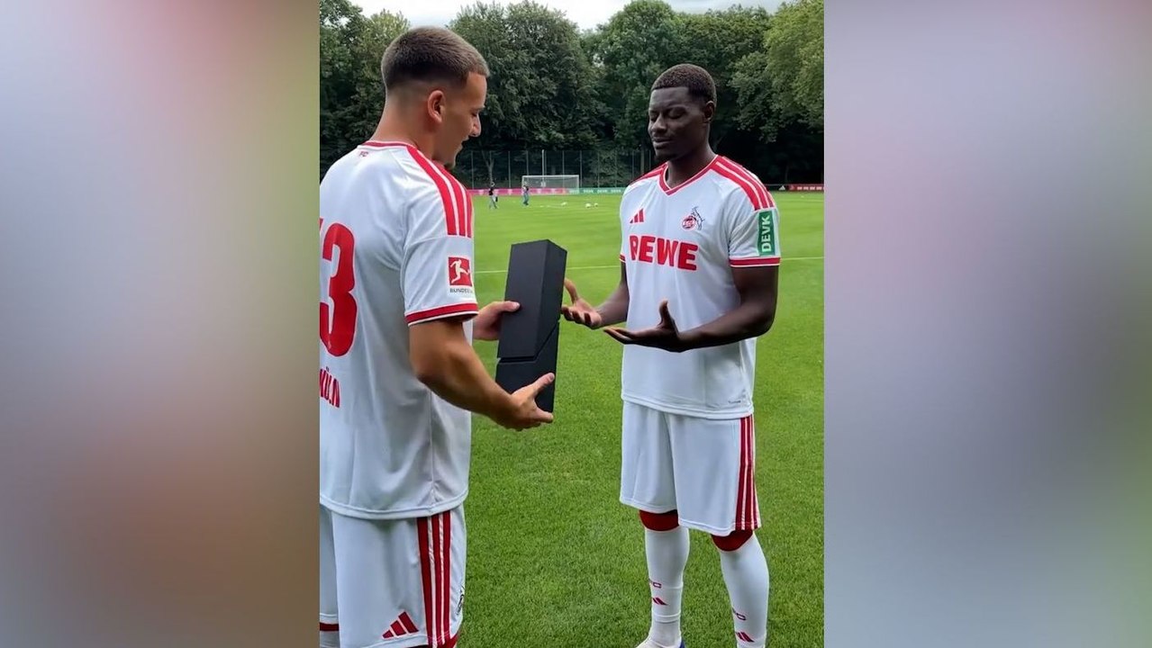 "Verdient, ja": El Mala überreicht Ache Tor-des-Jahres-Trophäe
