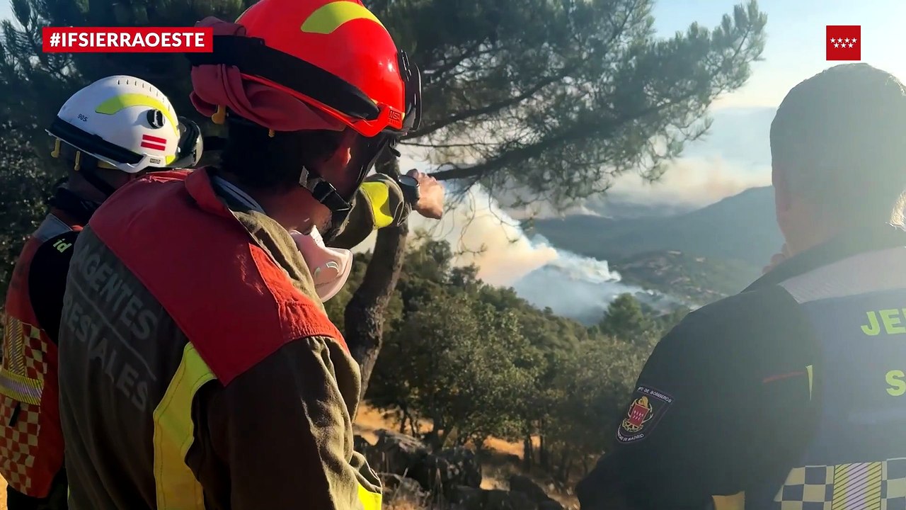 Continúan las labores de extinción del incendio que afecta a la Sierra Oeste de Madrid.