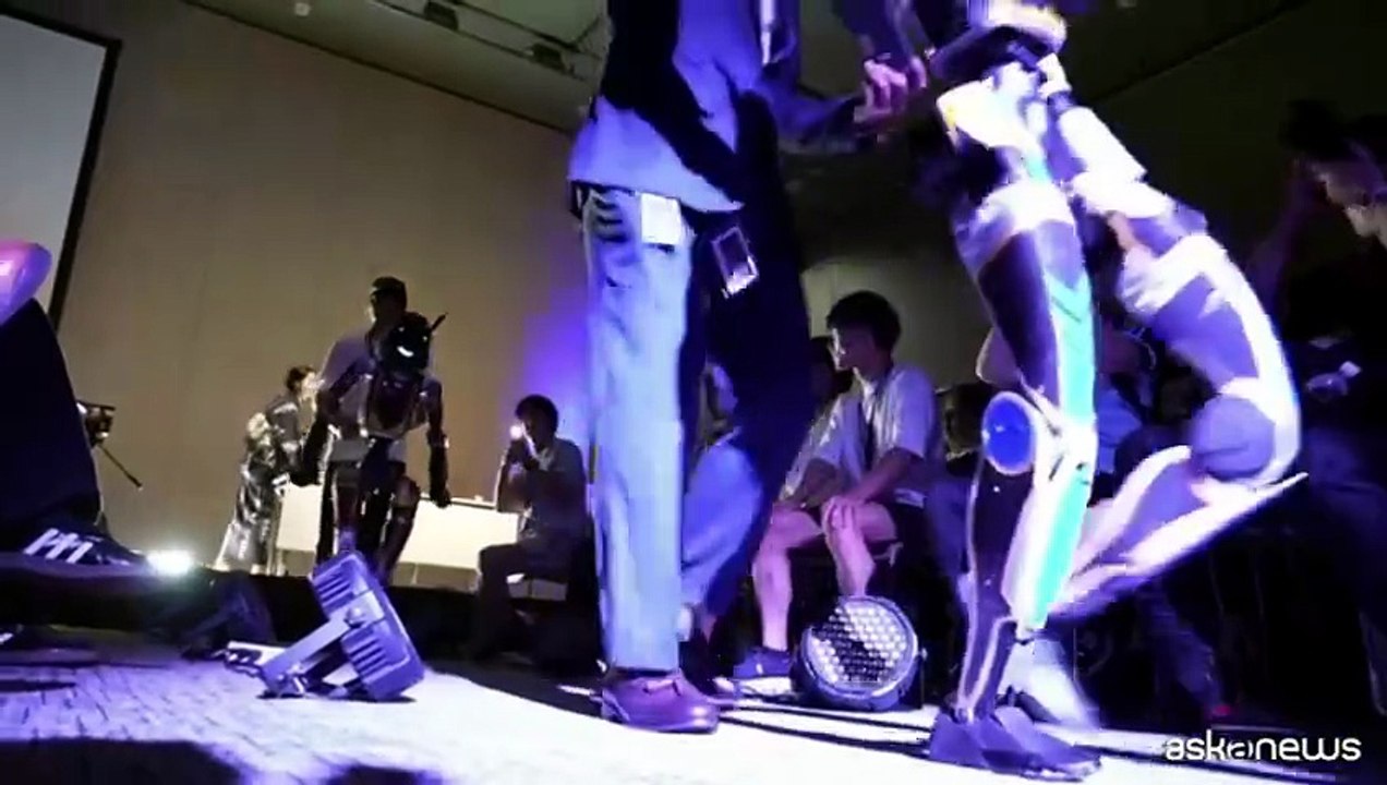 A Tokyo robot umanoidi si sfidano nell'arena a calci e pugni