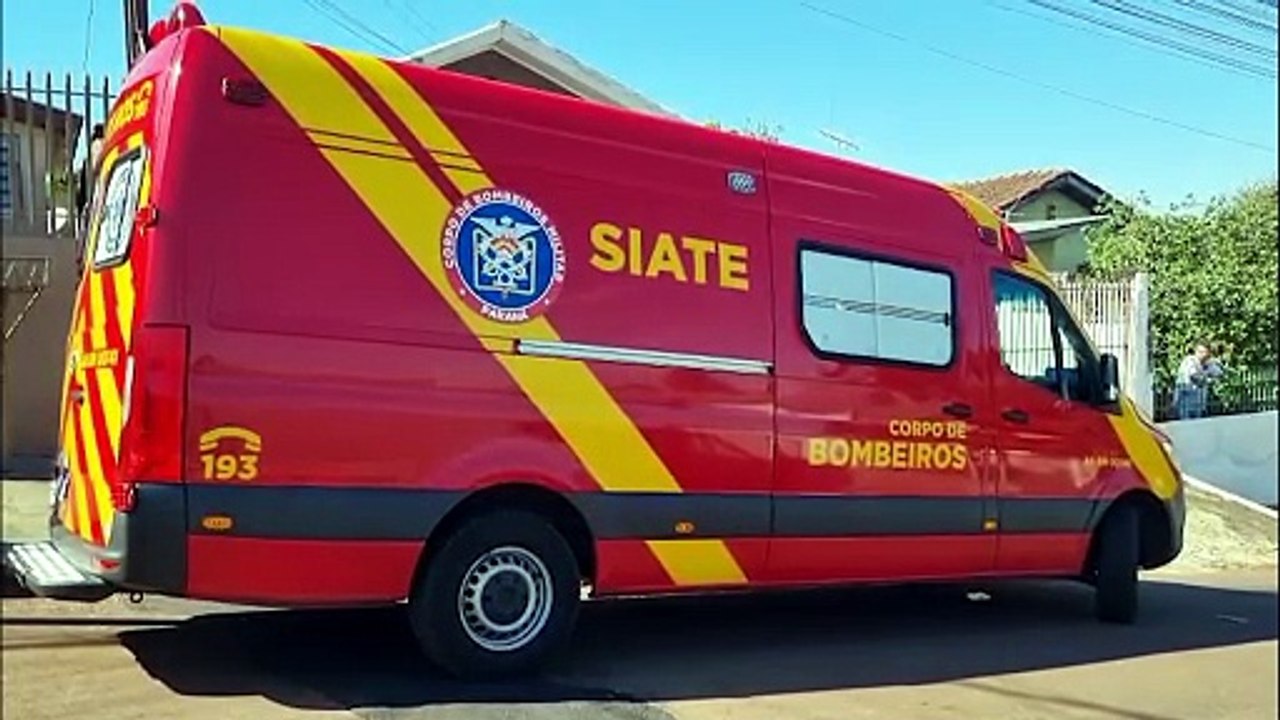 Mulher de 83 anos sofre corte na cabeça após tropeçar e cair na calçada