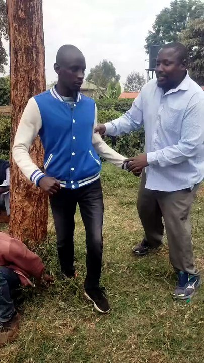 Au Kenya, il se fait piéger par un tour d’arbre… et finit suspendu sans pouvoir bouger