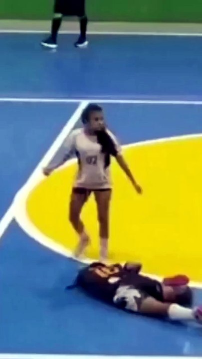 JUGADORA PATEA LA CABEZA DE SU RIVAL