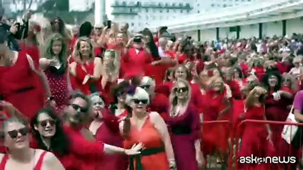 Omaggio a Kate Bush, centinaia in rosso ballano "Wuthering Heights"