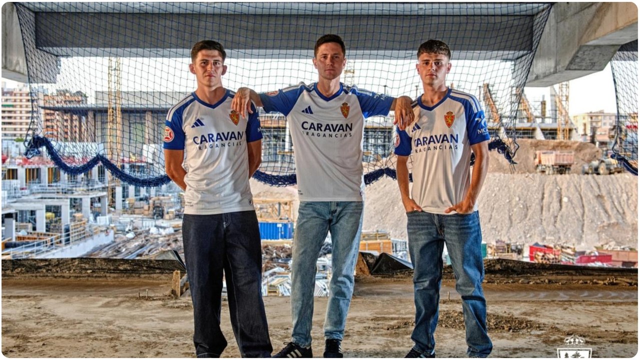 Lucas Terrer, Ander Herrera y Hugo Pinilla posan con la camiseta del Real Zaragoza para la 26-27