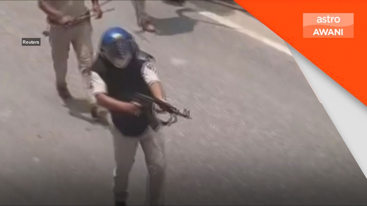 Anggota polis hala senapang AK-47 ke arah pelajar digantung